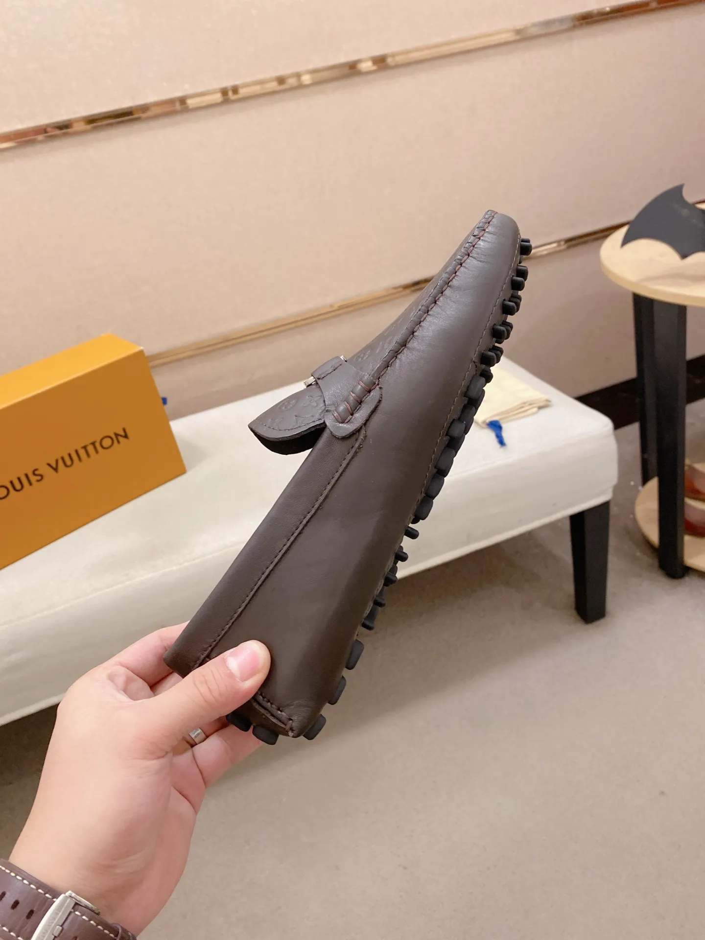 Factory price: 500💰High-end quality! LV 🆕🆕Exclusive hot-selling products in stock🔥🔥New products on the shelves, high-quality Ferragamo men's pea shoes, high-end casual driving shoes, with complete packaging! 💪 💪 Material: imported first-layer cowhide 🐂 + imported high-quality buffalo leather lining + wear-resistant outsole 👍🏻👍🏻 Features: high-end and comfortable, purely handmade 🚀 🚀 Create the perfect shoes that suit you best 🔥 🔥 Size: (38-44) 45 standard size can be customized!